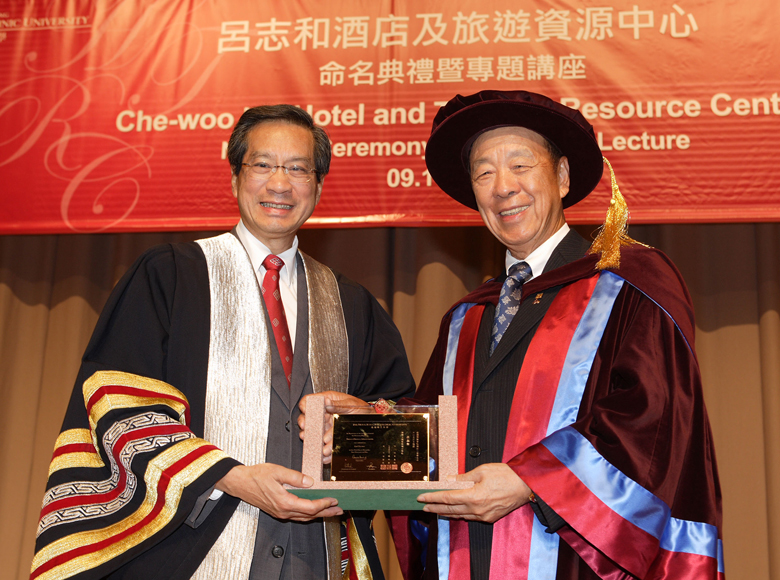 获香港理工大学颁授荣誉工商管理博士学位